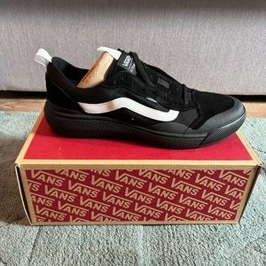 NWT black ultra range Exo SE Vans
